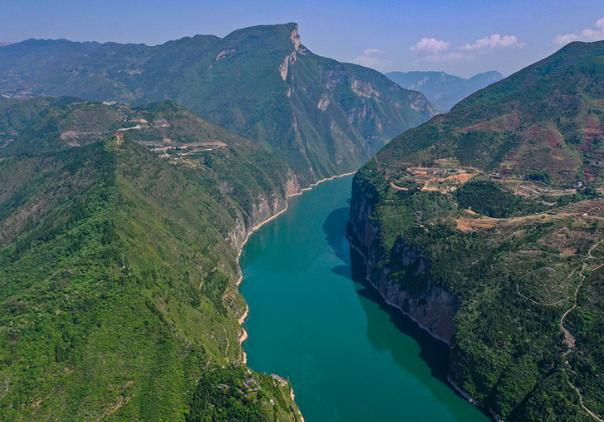今年1—6月，三峽樞紐通過(guò)量達(dá)8307.7萬(wàn)噸，同比增長(zhǎng)10.4%