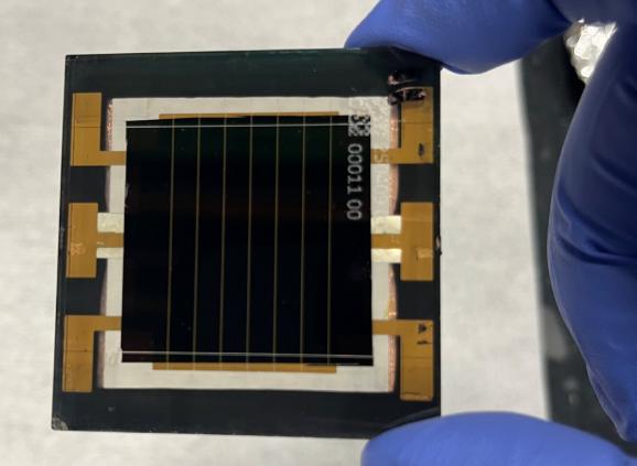 NREL、CubicPV 鈣鈦礦微型太陽能組件效率達 24%